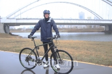 Вице-посол США ездит на велосипеде в мороз по Астане