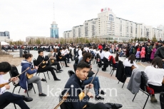 500 домбристов устроили флешмоб в центре Астаны