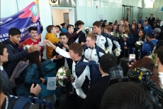 Активисты молодежного крыла «Jas Otan» встретили команду по водному поло Казахстана