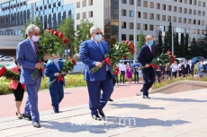 В столице возложили цветы к памятнику Абая 