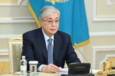 哈斯穆-卓玛尔特•托卡耶夫出席马吉利斯会议