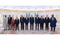 托卡耶夫总统接受10国大使递交国书