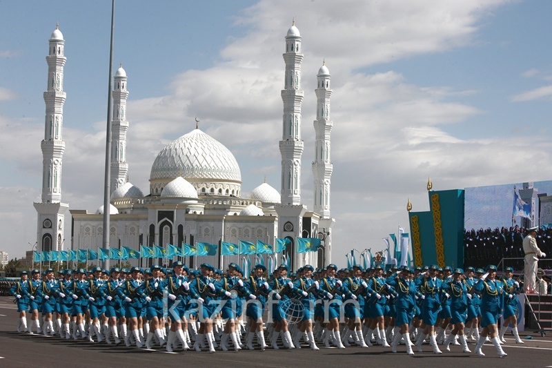 哈萨克斯坦女阅兵图片